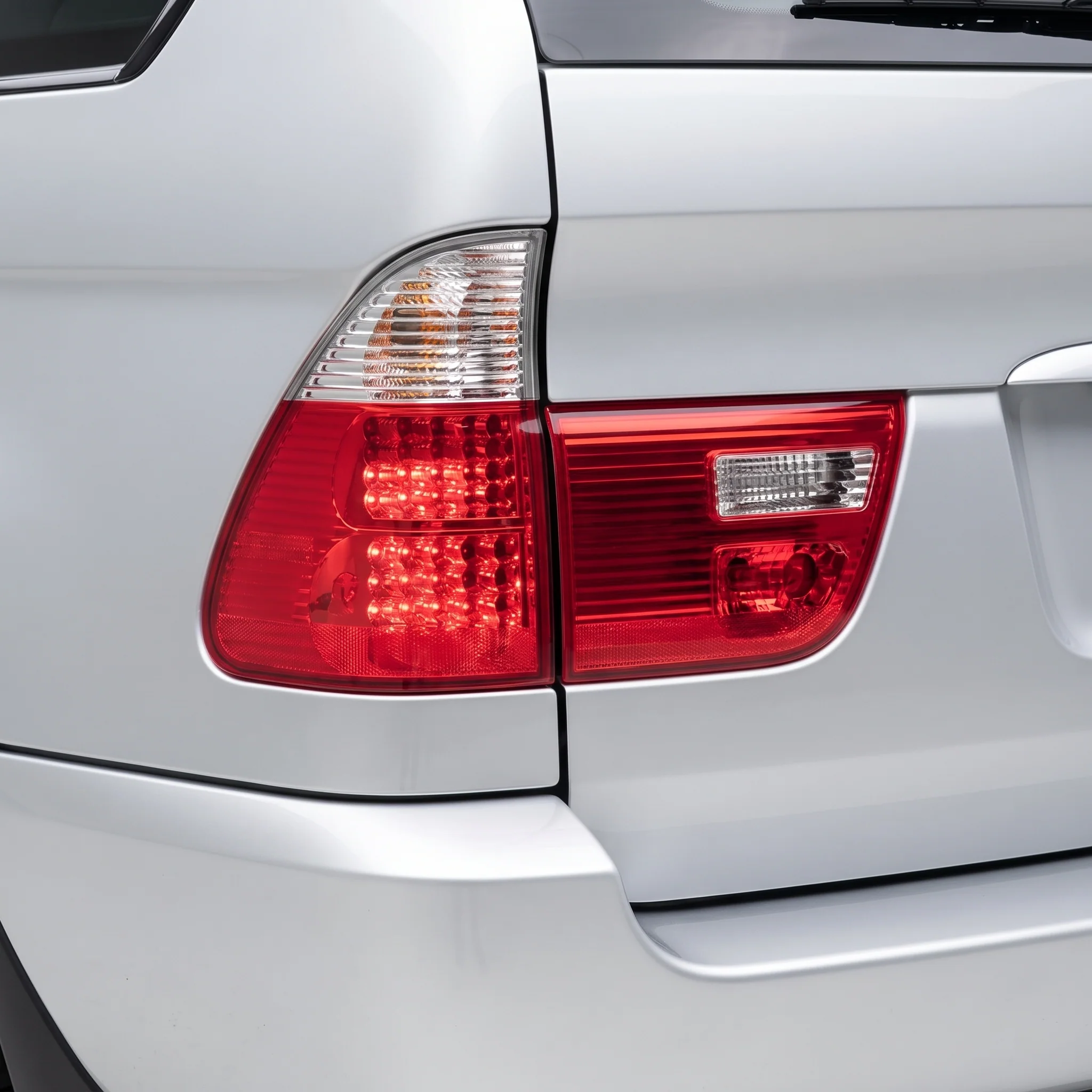 BMW X5 E53 (2000 - 2003) LED Tail Lights and Tail Gate Garnish LH + RH - Image 2